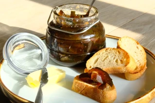 Tallerken med børd og et glas med vandmelon marmelade